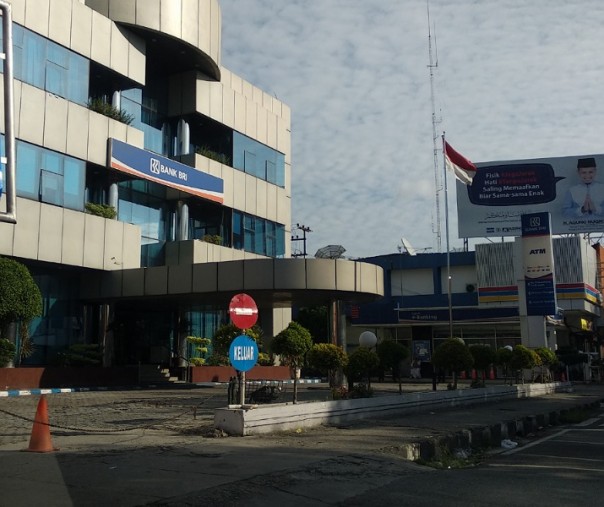Kantor BRI Jalan Sudirman Pekanbaru yang belum membuka layanan nasabah/R1