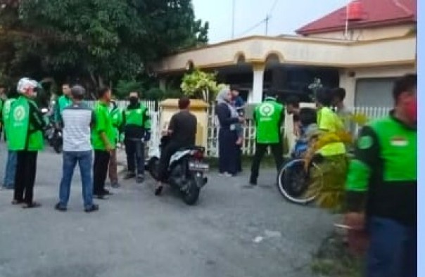 Driver ojol Pekanbaru kepung sebuah rumah, diduga pelaku kekerasan, pada Sabtu (4/7/2020).