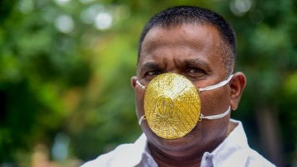 Pengusaha India, Shankar Kurhade, memakai masker Corona berlapis emas 60 gram. 