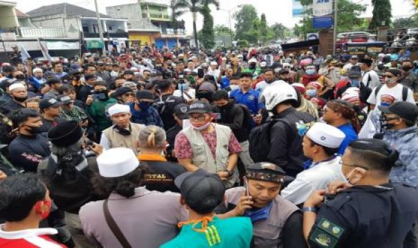 Massa umat Islam dan para santri di depan Polres Tasikmalaya, 2 Juli, desak Denny Siregar diproses hukum.  