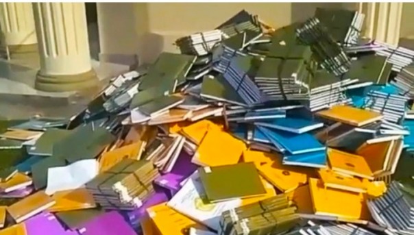 Skripsi-skripsi dibuang dari gedung perpustakaan Unilak Pekanbaru. (dok video yang viral)