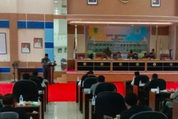 Bupati Rokan Hilir Suyatno dalam rapat paripurna di gedung DPRD Rohil.
