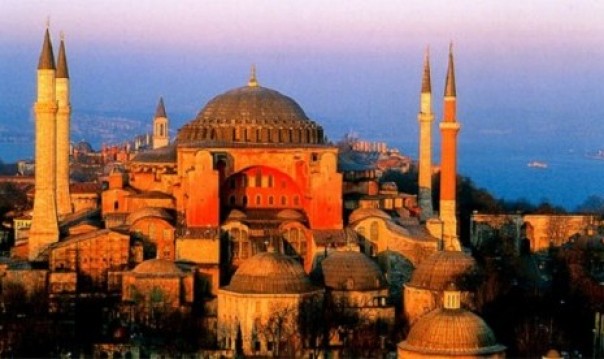 Gedung bersejarah Hagia Sophia di Turki, kini kembali menjadi Masjid. 