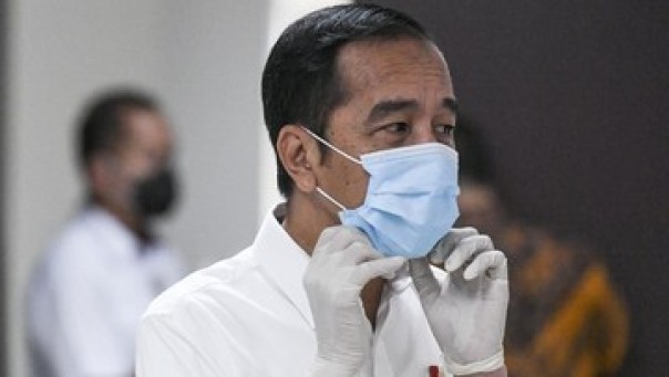 Presiden Jokowi menggunakan masker. 