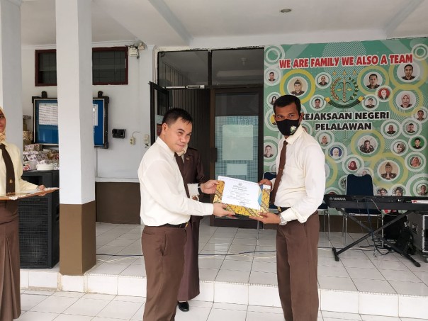 Kasi Intel Kejari Pelalawan Terima Penghargaan Pegawai Berprestasi dari Kajati Riau/R24