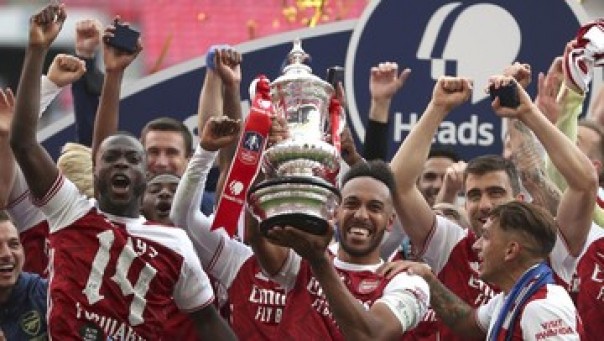 Pemain Arsenal mengangkat Trofi Piala FA, Sabtu malam. 
