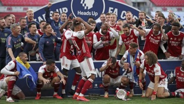 Ini ekspresi pemain Arsenal saat Trofi Piala FA yang dibawa Piere Emerick Aubameyang terjatuh, Sabtu malam. 