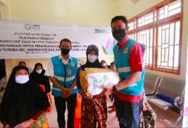 Penyerahan bantuan kepada masyarakat di Kampar Kiri, Riau. /Ist