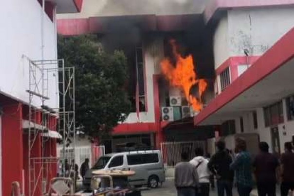 Gedung Telkom Pekanbaru terbakar, Selasa siang kemarin. 