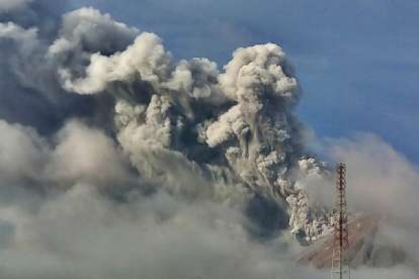 Erupsi Gunung Sinabung di Sumut dengan ketinggian abu vulkanik hingga 2.000 meter. 