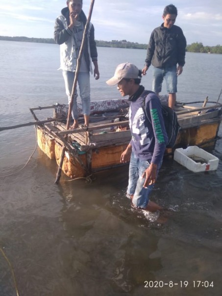 Tiga Pemancing dengan rakit berbahan gabus/suryakepri