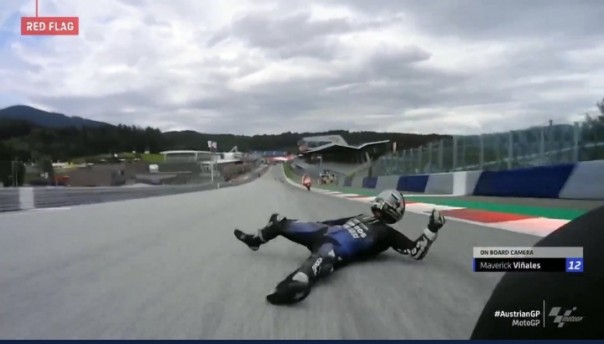 Pembalap Yamaha Maverick Vinales menjatuhkan diri dari motor saat jalannya race MotoGP Stryia, Minggu (23/8/2020)