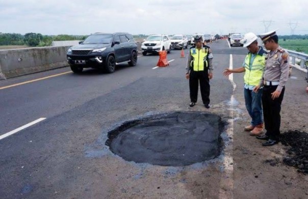 Ruas jalan tol yang rusak dan berlubang. /Ist