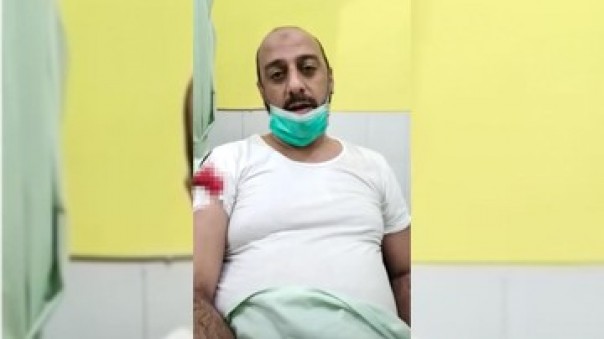 Syech Ali Jaber saat dirawat di rumah sakit setelah peristiwa penusukan yang dialaminya, Minggu sore. 