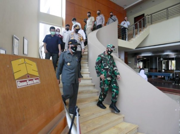Gubernur Riau bersama rombongan tinjau persiapan dua hotel di Pekanbaru. /Ist