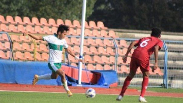 Timnas Indonesia U-19 kostum putih hijau saat melawan Qatar. 
