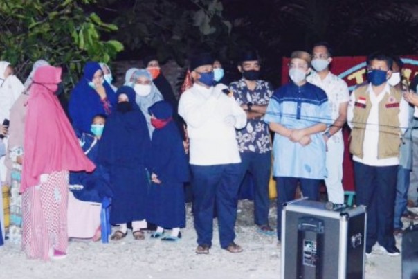 Prosesi mensolatkan jenazah dr Jon Andi Zainal di Kampar pada Kamis (24/9/2020) malam. 