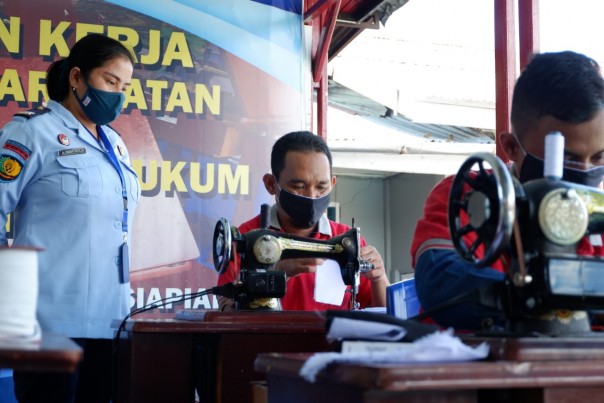 Produksi Masker, Warga Binaan Lapas Bagansiapiapi Berkarya Di Tengah Pandemi