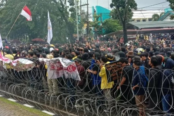 Ilustrasi Ribuan mahasiswa berunjuk rasa menolak Omnibus Law UU Cipta Kerja di gerbang DPRD Sumatera Barat, di Padang, Rabu sore (ant). 