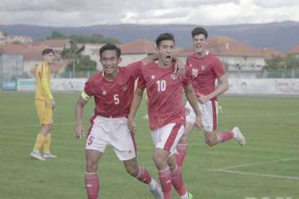 Pemain Timnas Indonesia U-19 Jack Brown dan Elkan Baggott (kanan).
