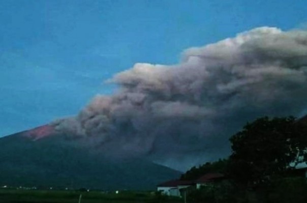 Gunung Kerinci terlihat dari Kayu Ari, Kerinci, Jambi, keluarkan asap tebal berwarna hitam pekat mengarah ke arah timur pada Sabtu (17/10/2020). /Ist