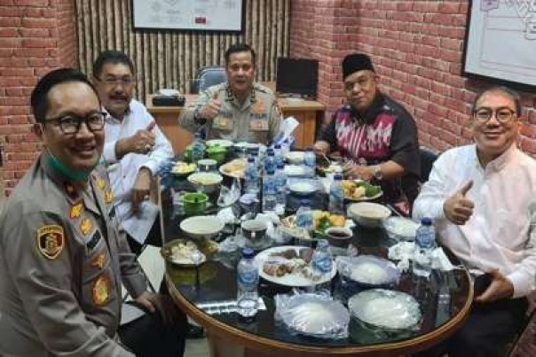 Inilah foto yang sempat viral di Medsos, jaksa dan tersangka kasus Djoko Tjandra makan siang bersama.  