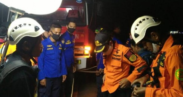 Tim lakukan penyelamatan seorang warga yang jatuh dari atas Kelok Sembilan, Kabupaten Limapuluh Kota. /Ist