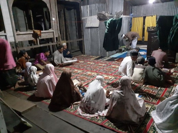 Umat Muslim di Pulau Penyalai sedang lakukan pengajian bersama-sama. /Dok ACT Riau.