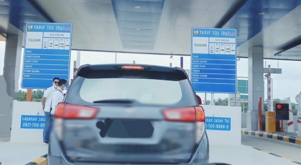 Pintu masuk tol di Pekanbaru.