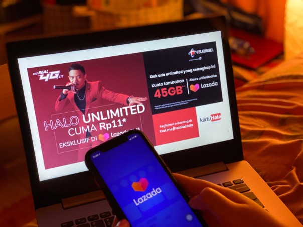 pelanggan akan mendapatkan bebas akses ke Lazada dengan menggunakan Paket Halo Unlimited, dalam Festival Belanja Akhir Tahun Lazada 11.11 dan 12.12. (Dok Telkomsel).