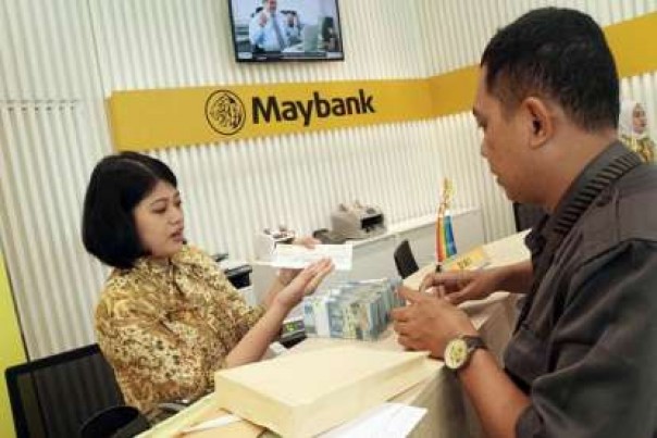 Ilustrasi karyawan Maybank Indonesia melayani nasabah. 