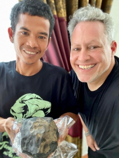 Joshua dan Jarred Collins foto bersama batu Meteoritnya seharga Rp 25 miliar. 