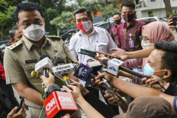 Wagub DKI Ahmad Riza Patria dicegat wartawan saat tiba di Polda Metro Jaya, Senin pagi. 