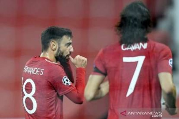 Pemain MU Bruno Fernandez dan Edinson Cavani merayakan gol ke gawang Basaksehir, Rabu dini hari WIB. 