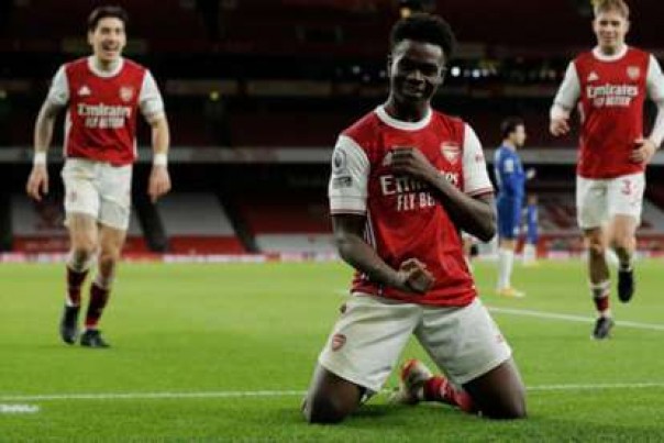 Pemain Arsenal Bukayo Saga selebrasi usai mencetak gol ke gawang Chelsea, Minggu dini hari WIB. /Foto: The Guardian. 