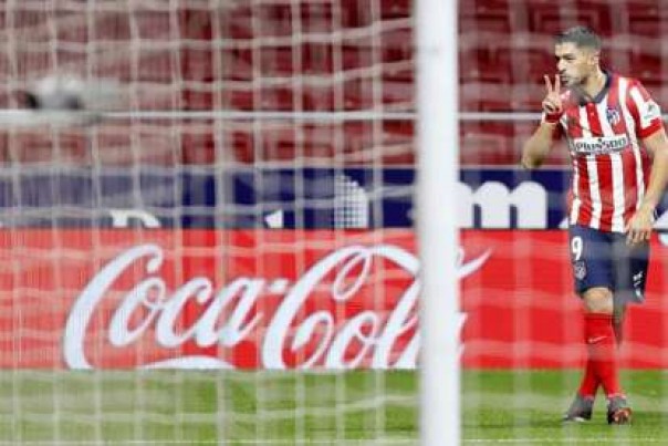 Penyerang Atletico Madrid Luis Suarez usai mencetak gol ke gawang Getafe, Kamis dini hari WIB. 