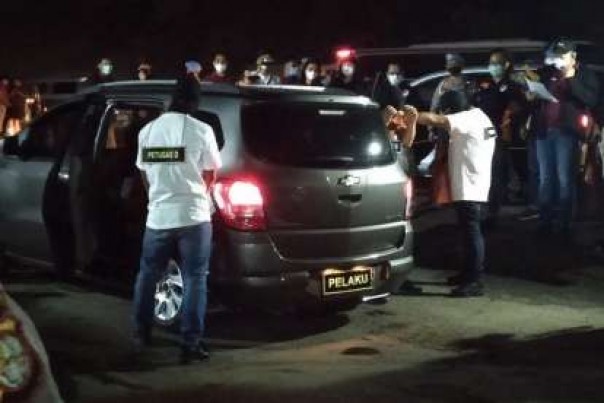 Polisi melakukan reka ulang atau rekonstruksi tewasnya  6 orang pengawal rombongan Habib Rizieq Shihab di Jalan Tol Jakarta Cikampek, beberapa waktu lalu.  