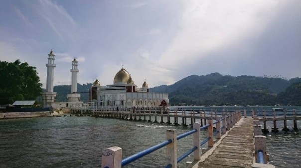 Masjid Terapung Samudera Ilahi di pantai Carocok Painan akan diresmikan pada Jum'at (5/2/2021).