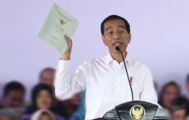 Presiden Jokowi saat membagikan sertifikat lahan di daerah.