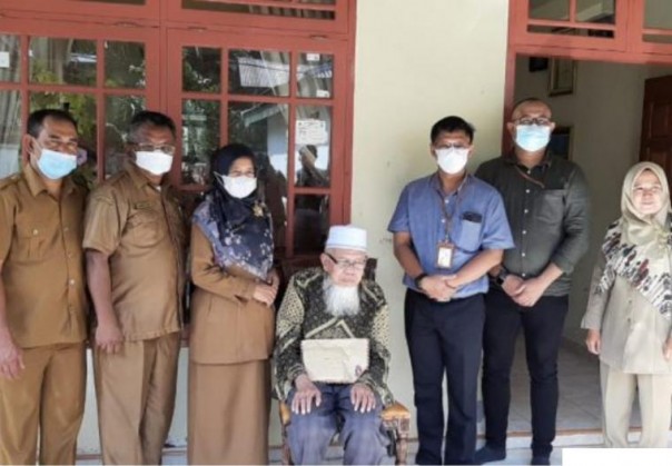 Maestro seni tradisional Islamidar (Tuen) bersama dengan rombongan Kemendikbud RI dan Kepala Dinas Pendidikan Kabupaten Limapuluh Kota Hj. Indrawati, M.Pd saat berkunjung ke kediaman Islamidar untuk menyerahkan dana apresiasi maestro ke-14 tahun di Jorong Talang, Nagari Talang Maur, Kecamatan Mungka