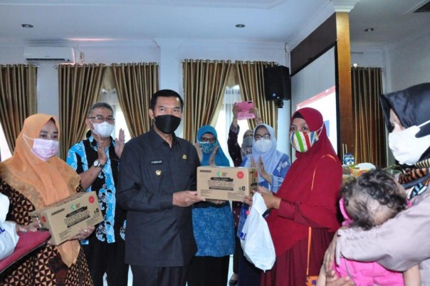 Penyerahan bantuan PMT secara simbolis kepada Walikota Pekanbaru, DR Firdaus MT untuk upaya pencegahan stunting/Ist