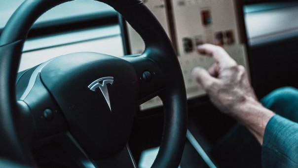 Boombox Diduga Bermasalah Lagi, Tesla Tarik Hampir 600 Ribu Mobilnya di AS