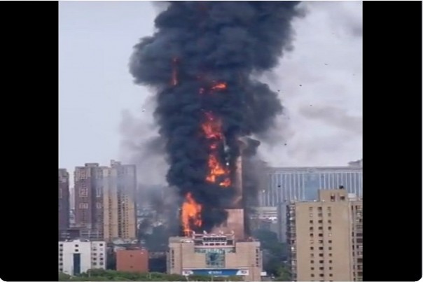 Video Kebakaran Besar di Pencakar Langit China, Api Besar Menelan Puluhan Lantai