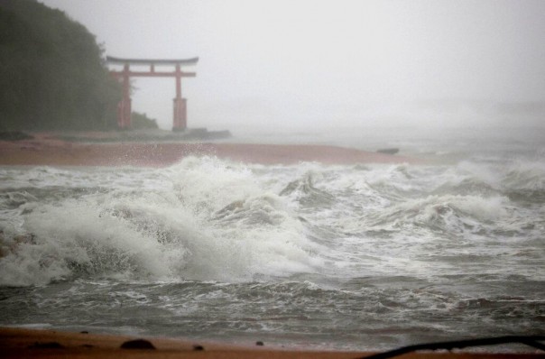 Topan Kuat Menghancurkan Jepang Selatan,  Ribuan Orang Dievakuasi