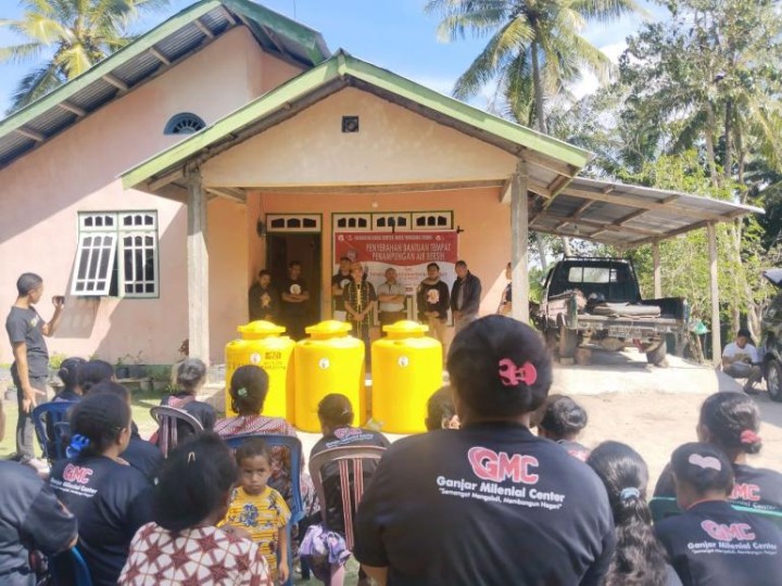 Beri Bantuan Bak Penampungan Ganjar Milenial Center Permudah Akses Air Bersih Warga Desa Noemeto
