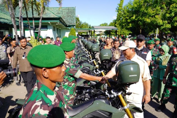 Babinsa Riang Gembira  Saat Prabowo Serahkan 40 Unit Sepeda Motor Di Sumbawa