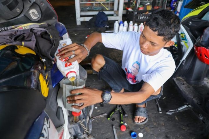 Peduli Driver Ojol Kalsel Orang Muda Ganjar Kalsel Berikan Pergantian Oli Motor Gratis