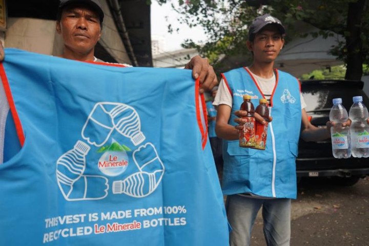 Terapkan Ekonomi Sirkular Le Minerale Sulap Sampah Plastik Jadi Barang barang Baru