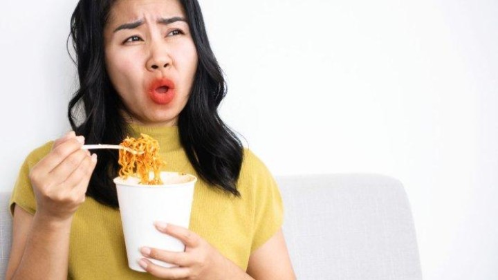 6 Cara Efektif Atasi Perut Panas Setelah Makan Pedas, Minum Susu hingga Kompres Hangat