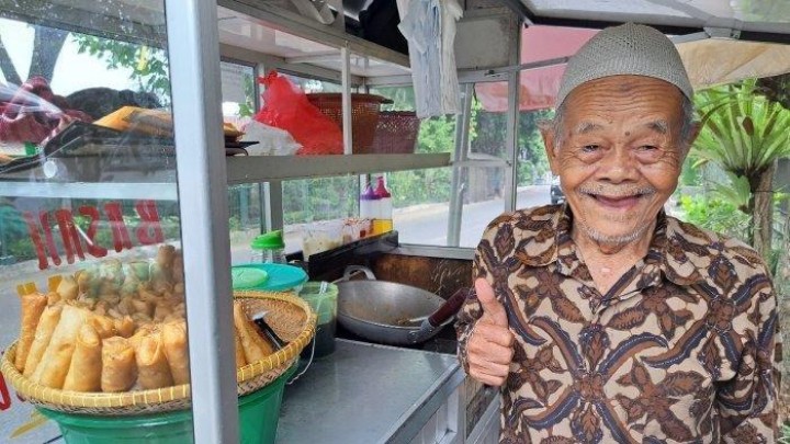 Sudah Berusia 100 Tahun, Kakek Ini Tetap Semangat Jualan Lumpia, Terjual Ratusan Buah dalam Sehari